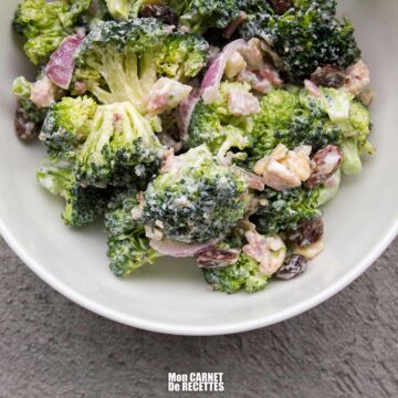 Salade de brocoli crémeuse aux canneberges