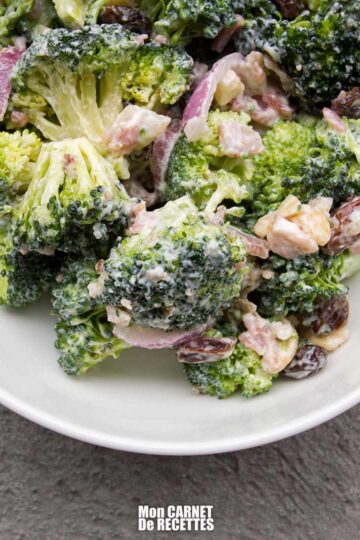 Salade de brocoli crémeuse aux canneberges